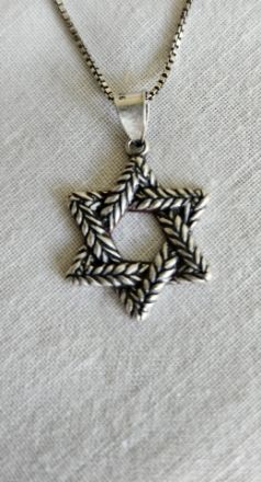 Picture of S789OXY   Laurel Leaf Star Sterling Silver oxidized with 18" chain  